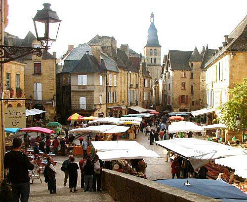 Sarlat de jour, avec son marché gites de france sarlat dordogne